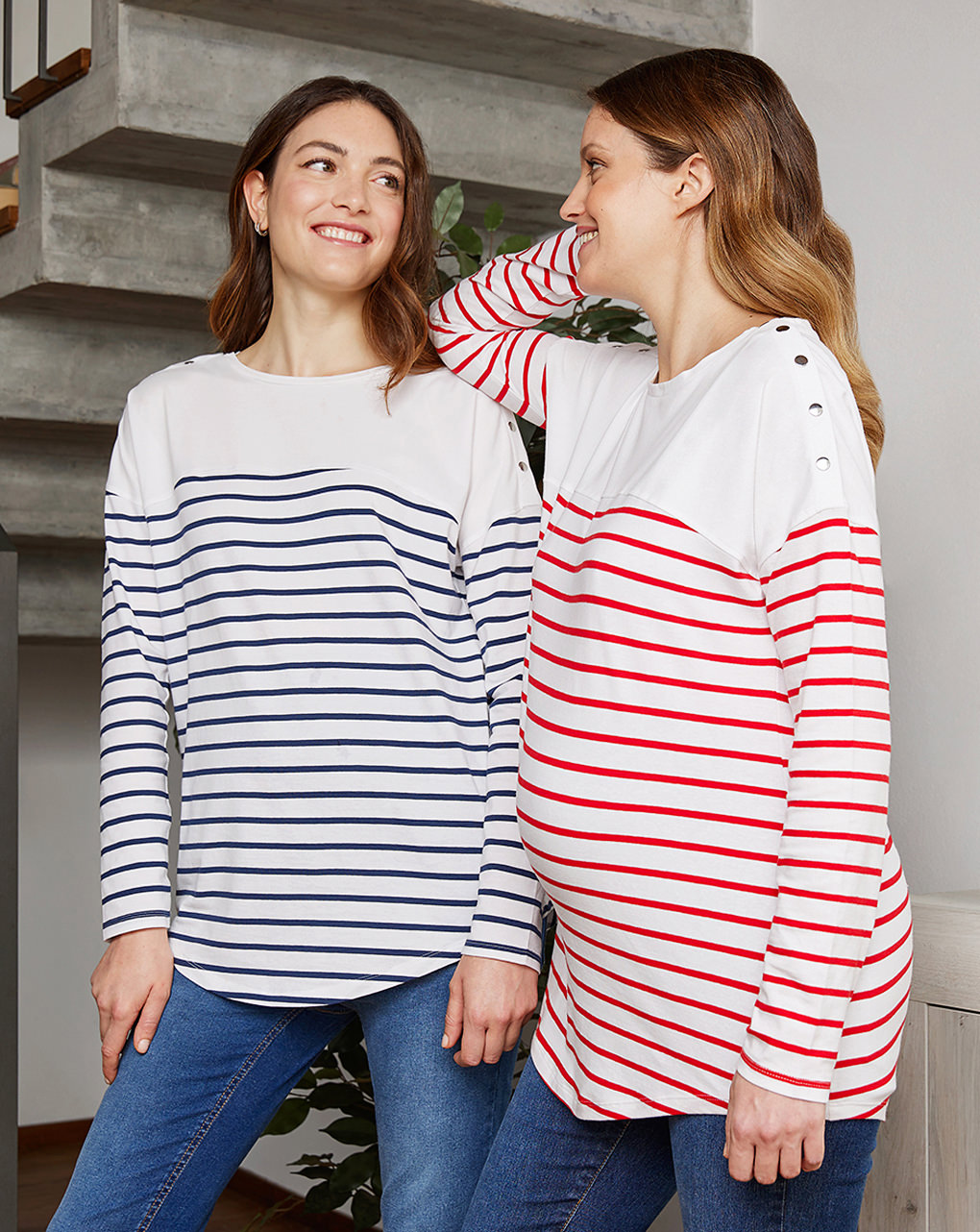T-shirt de maternidade com padrão às riscas vermelhas - Prénatal