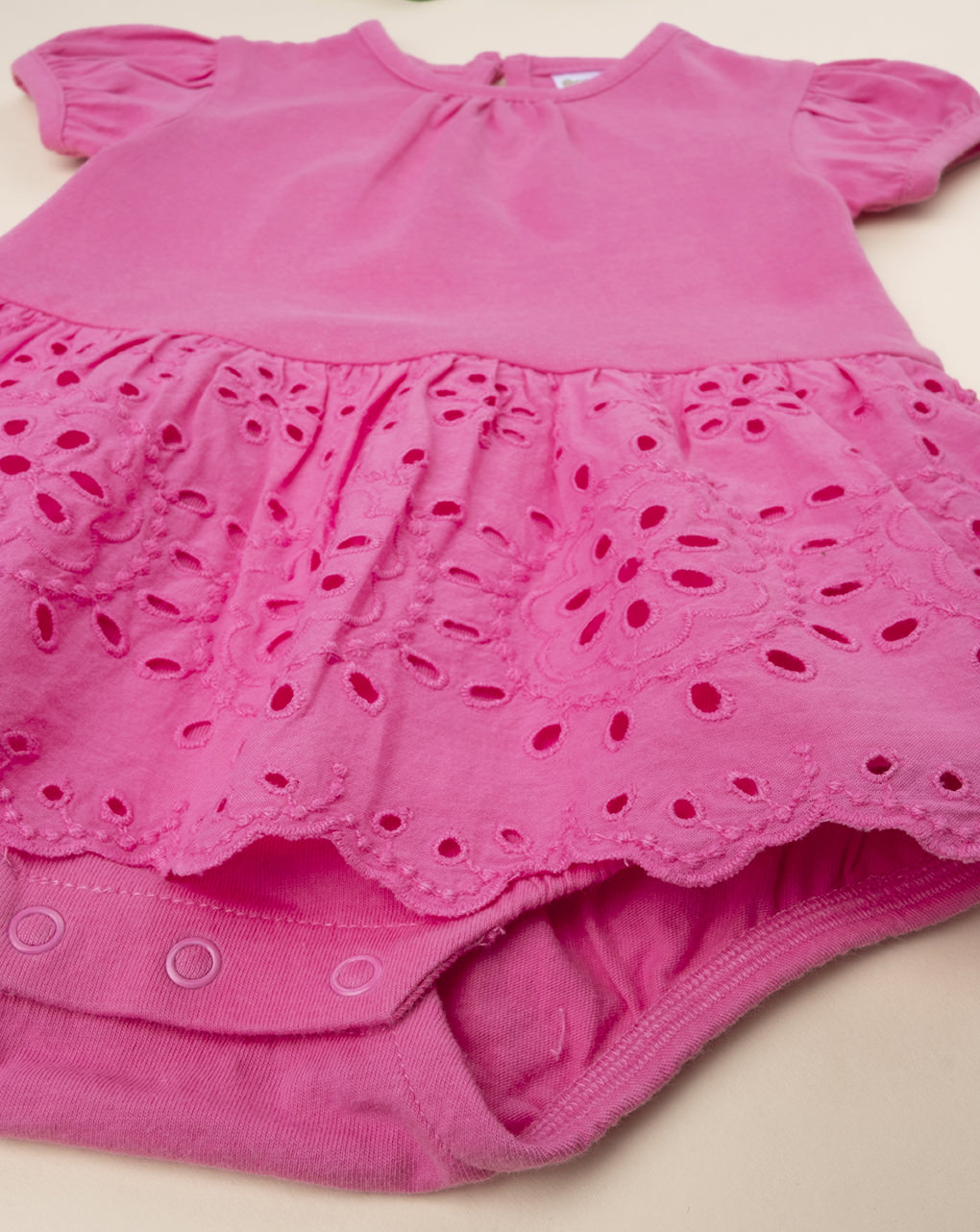 Macaquinho de menina com bordado inglês rosa choque - Prénatal