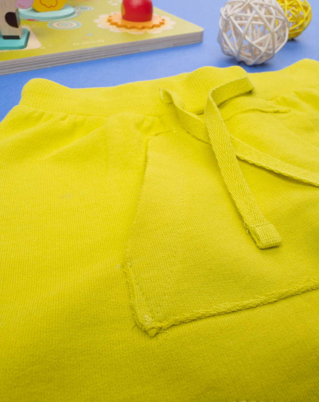 Os calções amarelos simples do rapaz - Prénatal