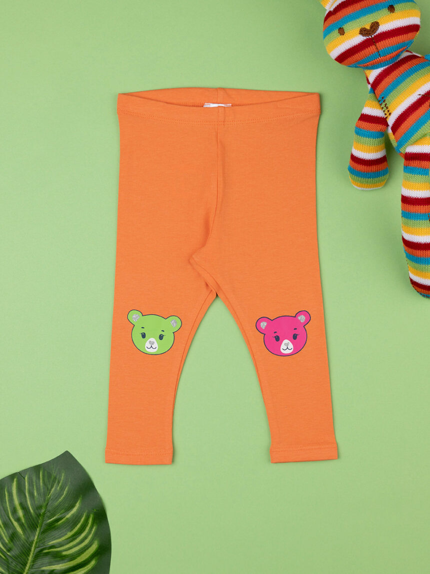 Pernas laranjas de menina com mancha de urso - Prénatal