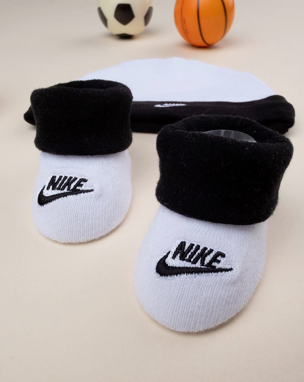 Conjunto de 3 peças tampa nike + touca + sapatos preto e branco - Nike