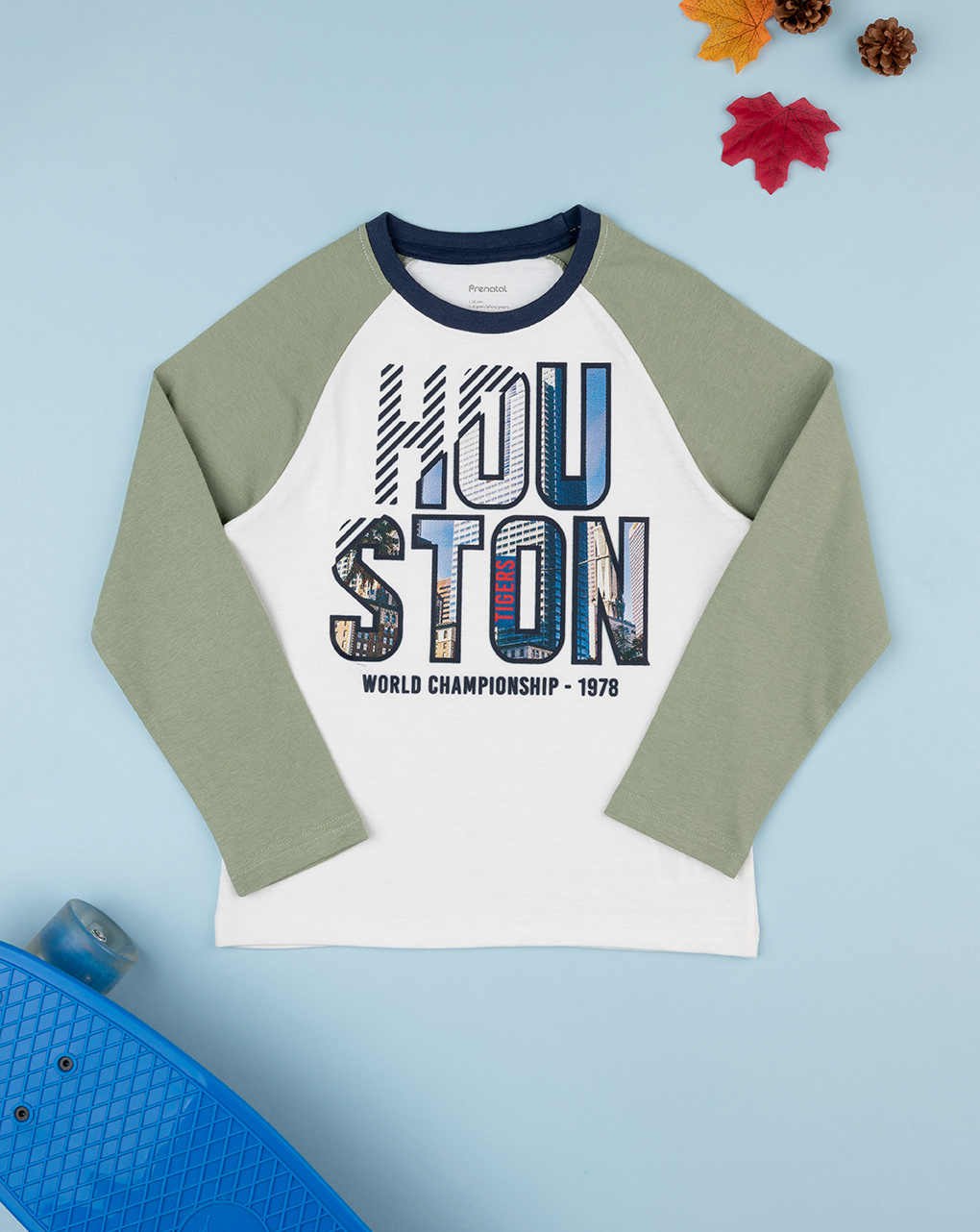 T-shirt para criança em verde militar e um fundo creme com estampado "houston" - Prénatal